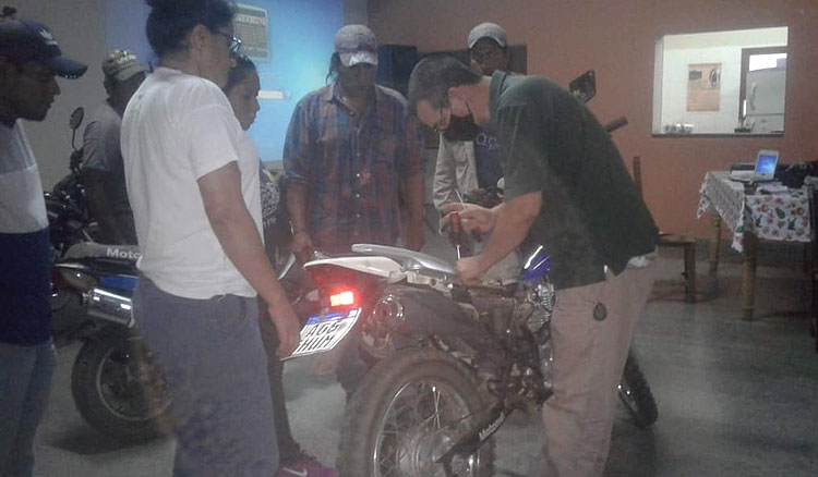 Fotografía En Ballivián y Embarcación el Ministerio de Educación capacita en mecánica de motos
