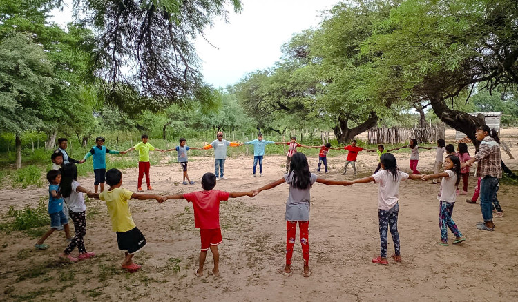 El Gobierno brinda talleres socioeducativos para contener a 400 niños de pueblos indígenas