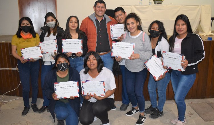 Entregaron certificados y tablets a estudiantes universitarios indígenas