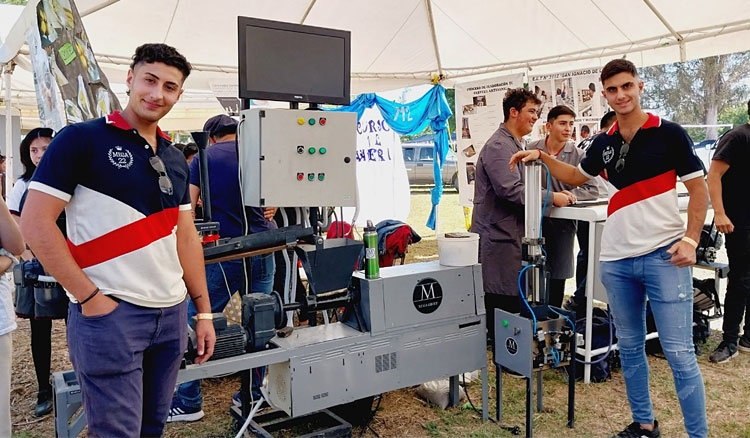 Fotografía Estudiantes salteños crearon una máquina para fabricar ladrillos con botellas recicladas