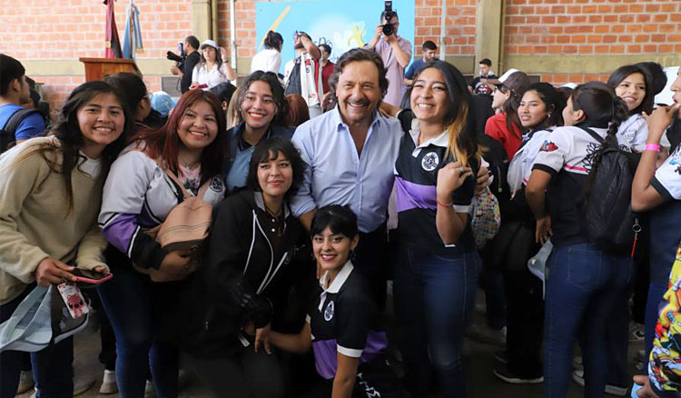 Fotografía El gobernador Gustavo Sáenz junto a participantes de la Expo Futuro de Salta capital