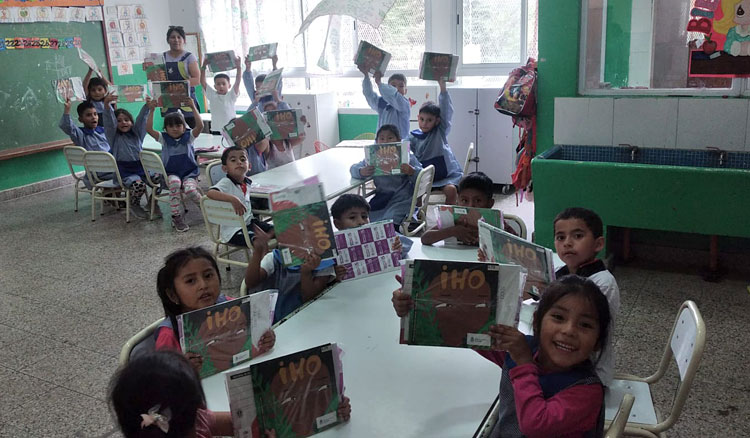 Fotografía Educación entrega libros de literatura para alumnos de Nivel Inicial