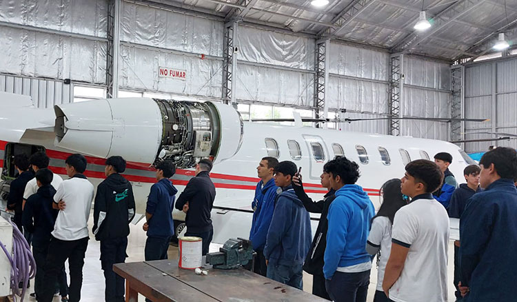 Fotografía: Alumnos optimizan su formación en aviación civil con prácticas en aeronaves reales