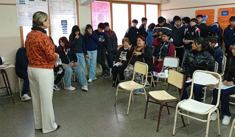 Fotografía: Estudiantes capacitaron a adultos mayores para prevenir estafas