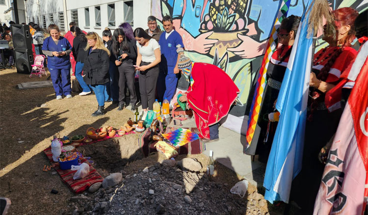 La ceremonia a la Pachamama unió la escuela, el hospital y la comunidad Fotografía: La ceremonia a la Pachamama unió la escuela, el hospital y la comunidad
