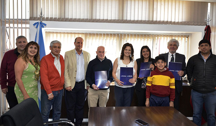 Fotografía: Educación firma convenios para favorecer la inserción laboral de los estudiantes
