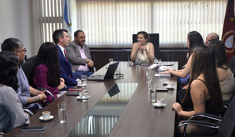 Fotografía: Firma de convenio para fortalecer la revitalización del Guaraní en ámbitos educativos