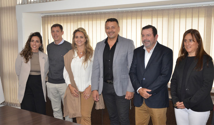 Fotografía: La minera Mansfield firmó un convenio con Educación para que sus empleados puedan finalizar sus estudios