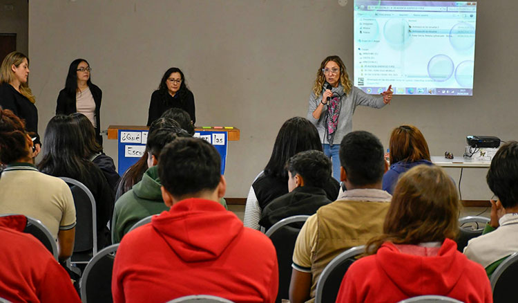 Fotografía: Estudiantes secundarios dialogan ante las situaciones de amenazas en instituciones educativas