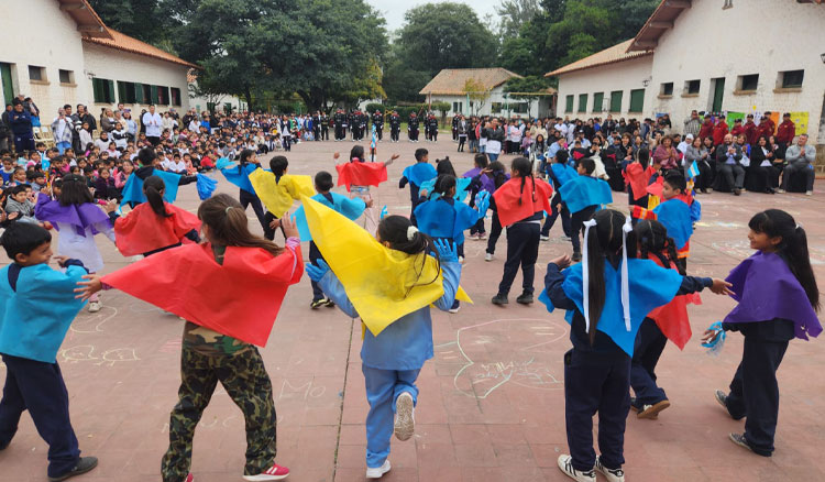 Fotografía: Estudiantes reconocen el valor del trabajo en un acto conmemorativo