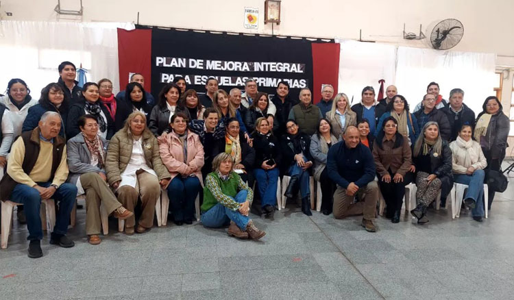 Fotografía: Trabajo interministerial con directivos de escuelas primarias del departamento Anta