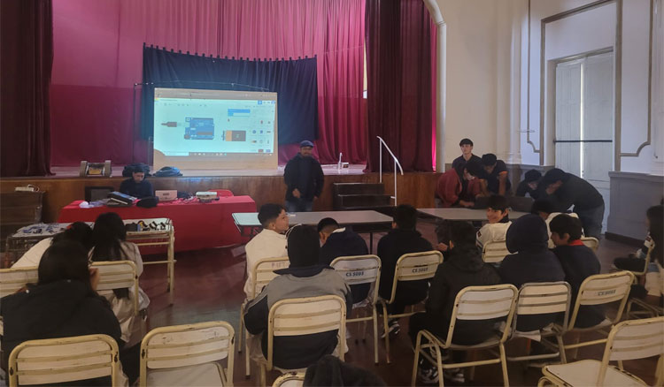 Fotografía: Robótica en el aula: alumnos de la técnica dictan talleres en la primaria