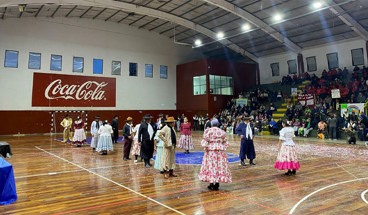 Educación para jóvenes y adultos, la modalidad celebró su semana con caminata, arte y muestra anual