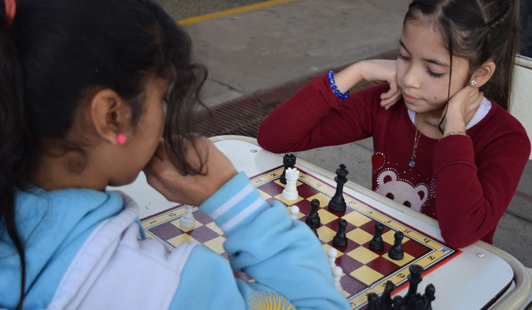 Cada vez más escuelas de la provincia incorporan la enseñanza del ajedrez