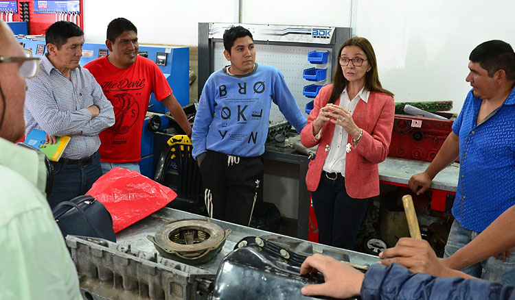 En Rivadavia banda Sur funciona un aula taller móvil sobre mecánica de motores