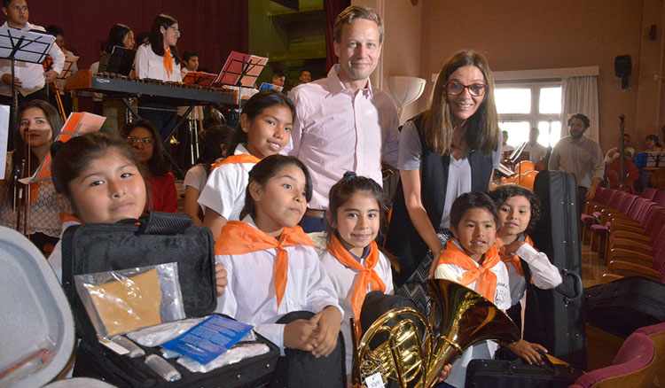 Las orquestas y coros escolares recibieron nuevos instrumentos musicales
