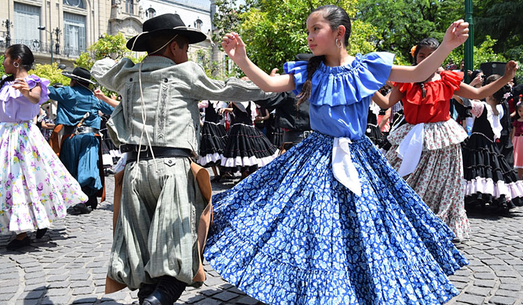 Escuelas y playones educativos celebraron el Día de la Tradición a puro canto y baile